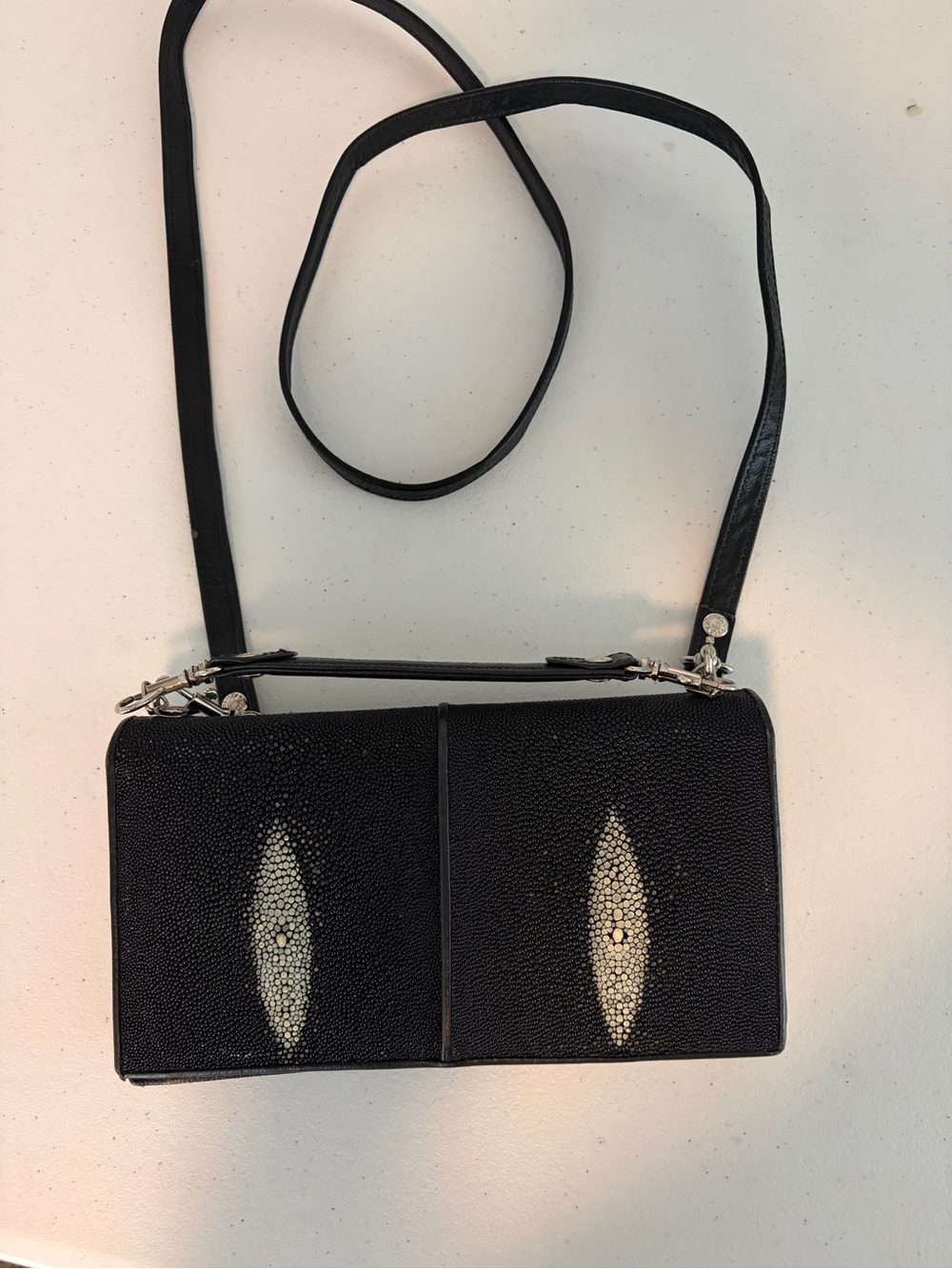 VTG Findig Black Stingray Leather Crossbody Wallet